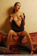 Alena Bevza con unos caracteres asiáticos pintados sobre su cuerpo, foto 9