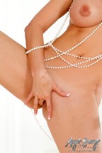 Angie Savage con un sexy collar de perlas, foto 4