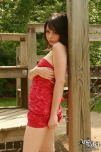 Ariel Rebel quitándose un vestido rojo, foto 10