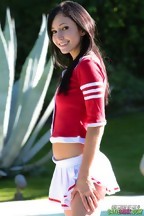 Catie Minx quitándose sus braguitas rojas de cheerleader, foto 2
