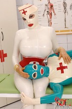 Clanddi Jinkcego y Latex Lucy en una clínica sexual de satisfacciones, foto 16