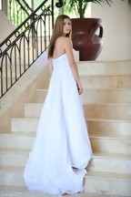 Danielle Delaunay posa con un vestido de novia, foto 2