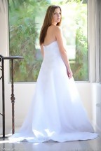Danielle Delaunay posa con un vestido de novia, foto 7