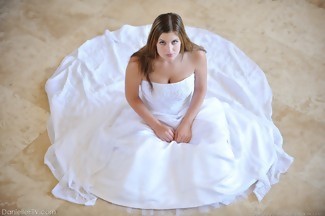 Danielle Delaunay posa con un vestido de novia, foto 14