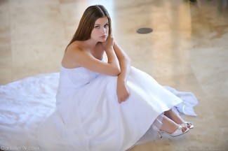 Danielle Delaunay posa con un vestido de novia, foto 15