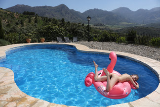 Diosa Mila Azul se abre de piernas en la piscina, foto 9