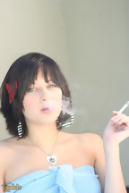 Ellie Idol fumándose un cigarro, foto 4