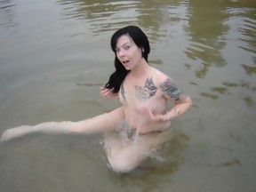 Foxxy Angel bañandose en ropa interior en un rio, foto 14