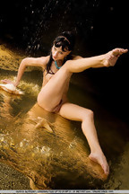 Húmeda Olya O desnuda en un río, foto 4