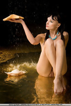 Húmeda Olya O desnuda en un río, foto 6