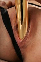 Jamie Huxley masturbándose con un dildo dorado, foto 9