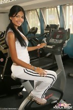 Karla Spice poniéndose en forma en el gimnasio, foto 1