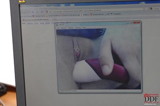 Katerina Hartlova penetra su coñito depilado con un vibrador, foto 6
