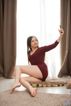 Kristina Manson abierta de piernas acariciando su coñito depilado, foto 1