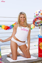 Mia Malkova celebra su cumpleaños desnudándose en la playa, foto 1