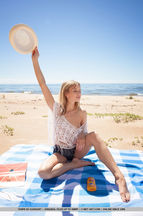 Monika Tempe posando desnuda en una playa, foto 5