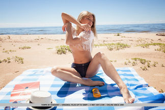 Monika Tempe posando desnuda en una playa, foto 16