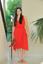 Nadine Sage posa con un vestido rojo, foto 1