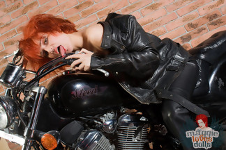 Red Maggie masturbándose encima de una moto, foto 3