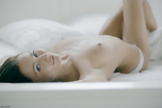 Fotos muy sexys de Michaela Isizzu desnudándose poco a poco, foto 7