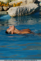 Sharon E dándose un baño en una piscina, foto 11
