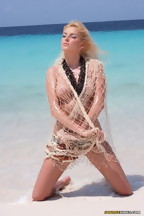 Sophie Carina desnuda en una playa paradisíaca, foto 9