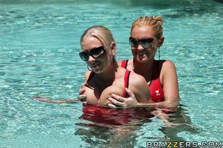 Britney Brooks follada en una piscina por Keiran Lee, foto 7