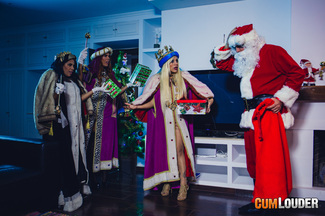 Papá Noel se folla a las Reinas Magas, foto 1