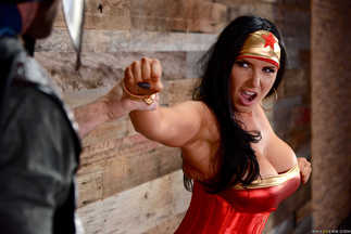 Parodia de Wonder Woman con la MILF Romi Rain, foto 4