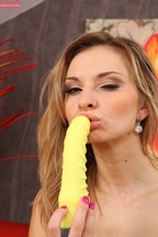 Saloma Blond se masturba con un dildo, foto 16